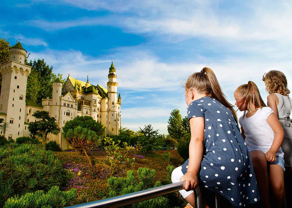 3 Mädchen vor Schloß Neuschwanstein im LEGOLAND MINILAND
