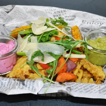 Essen mit Salat und Pommes im LEGOLAND City Restaurant